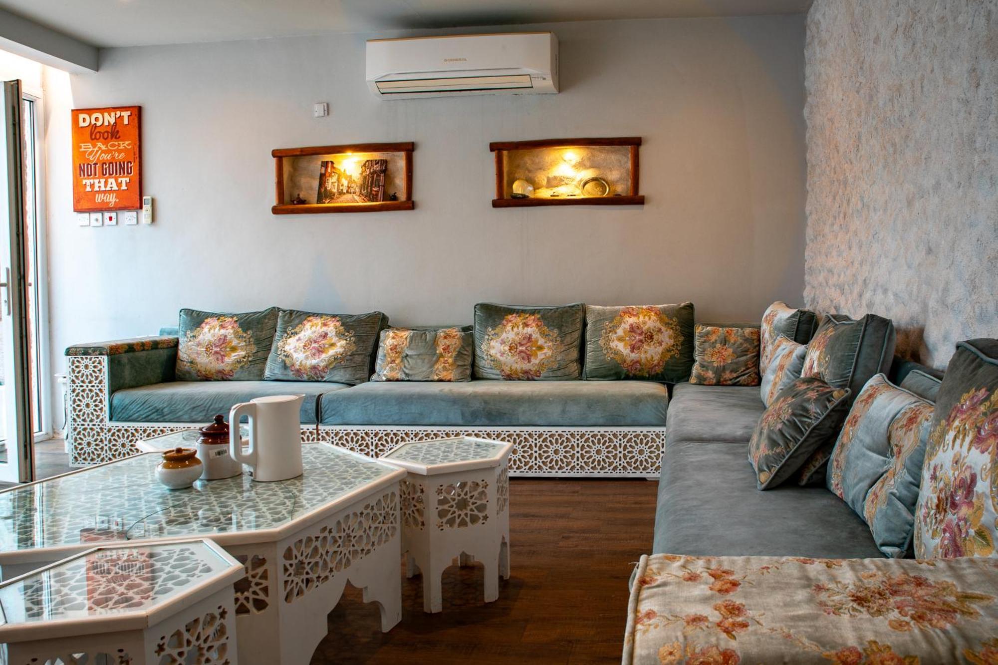 Elegant Garden Stay With 2 Living Areas, 2 Bedrooms, 1 Full And 1 Half Bath For 6 Guests Umm Al Amad Exterior foto