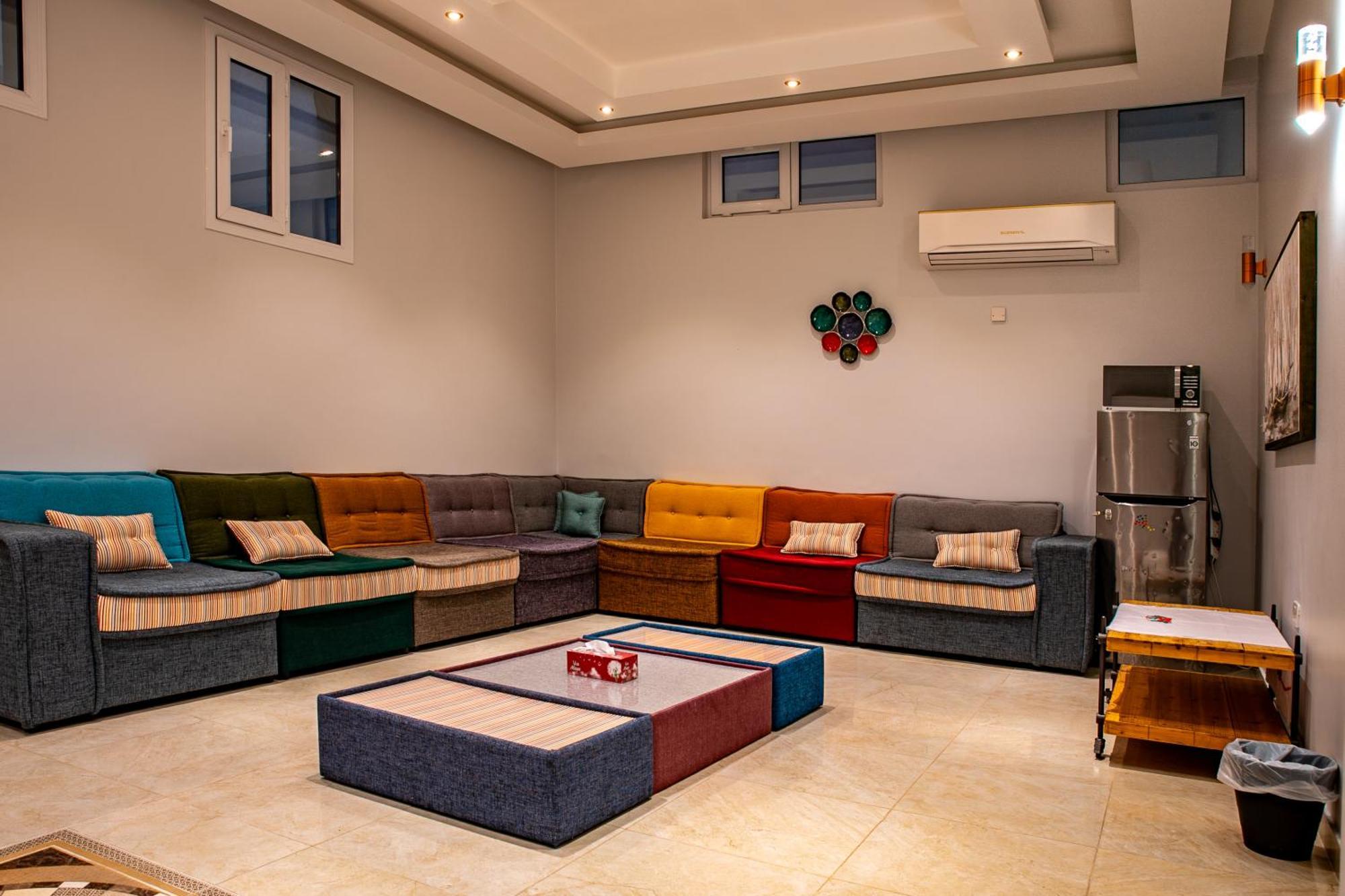 Elegant Garden Stay With 2 Living Areas, 2 Bedrooms, 1 Full And 1 Half Bath For 6 Guests Umm Al Amad Exterior foto